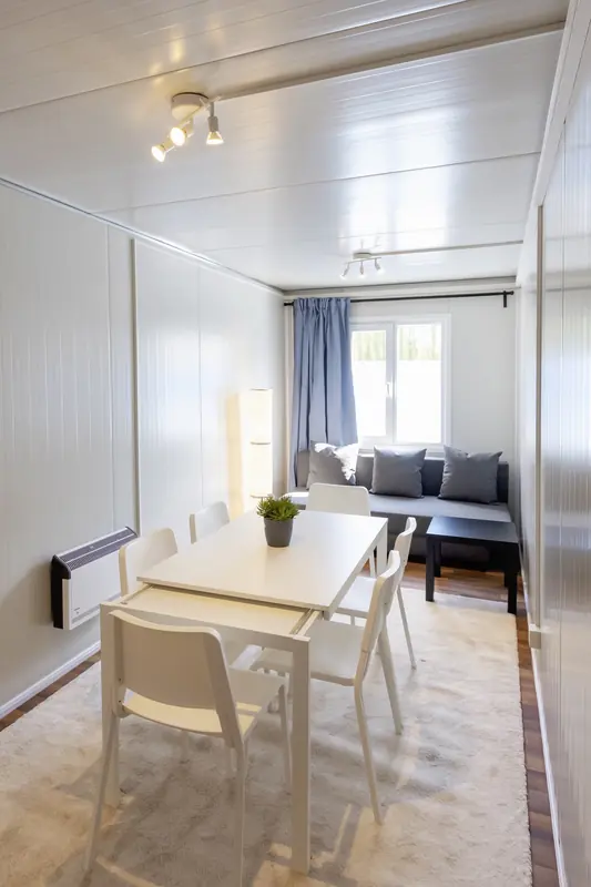Leefruimte met eettafel, zetel en raam