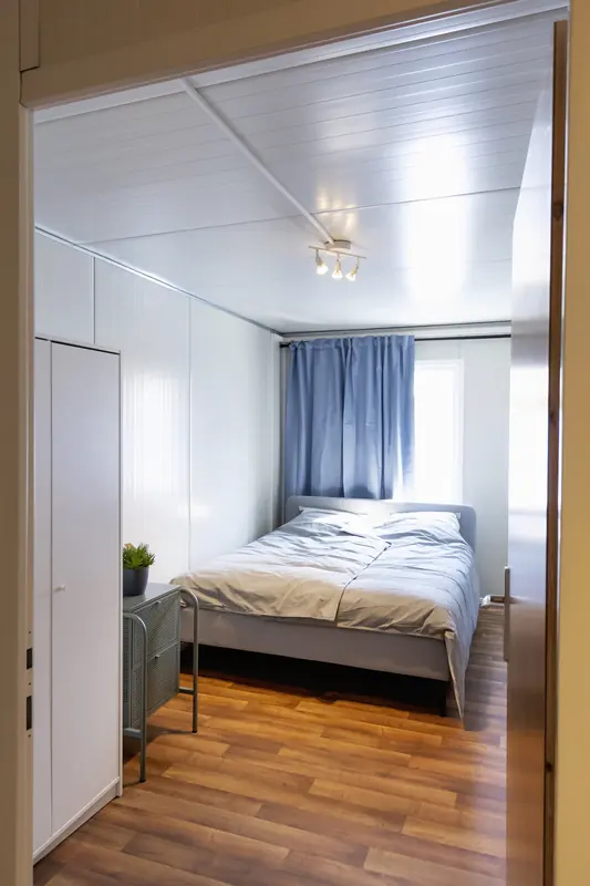 Slaapkamer met tweepersoonsbed en kleerkast