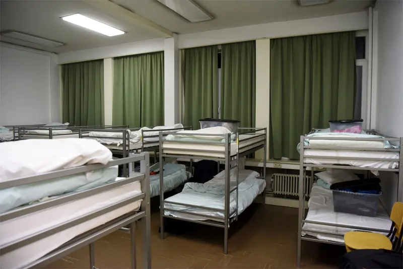 Slaapzaal met stapelbedden in nachtopvang Victor 4